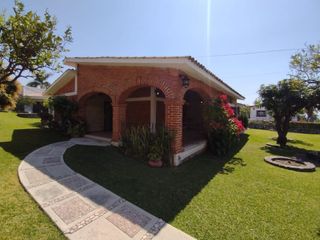 Casa en venta con gran jardín y casa club en  Oaxtepec, Morelos..