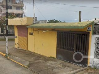 Casa con Local Comercial en Venta en esquina de Ignacio de la Llave, Col. María de la Piedad, Coatzacoalcos, Ver.