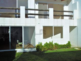 Casa en venta en Cumbres del Lago Juriquilla, gran jardín y cochera techada