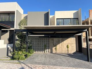 Casa en Altozano Qro. Con Jardín interior - 242m2 de construcción - NIEBLA