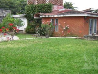 Casa Sola en Venta, sobre esquina en Jardín Tetela,  Cuernavaca Morelos