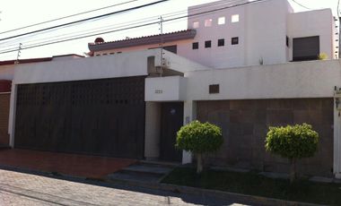 Casa en venta con alberca en La Carcaña con espacios muy amplios
