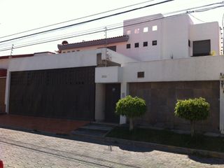 Casa en venta con alberca en La Carcaña con espacios muy amplios