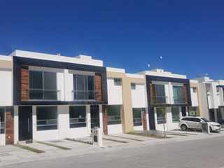 Hermosas Casas Entre El Refugio y Zibata, 4 Habitaciones, Sala de TV, Alberca..