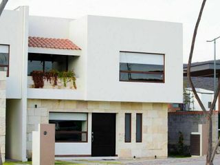 Residencia de Autor en Altozano, Jardín, 3 Recamaras, 3.5 Baños, Salta TV,..