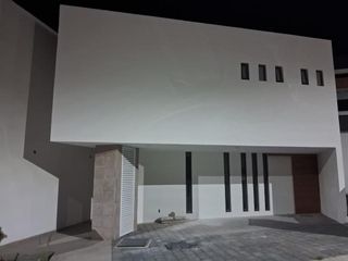 Se Vende Casa en El Codado, Diseño de Autor, Jardín, 3 Recamaras, 3.5 Baños..