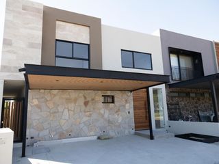 Casa en Altozano Qro. con sala y comedor con vista al Jardín  VOLCAN 7