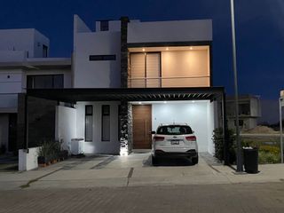 Moderna y amplia casa  de 4 recamáras en venta en Cañadas del Arroyo, Querétaro.