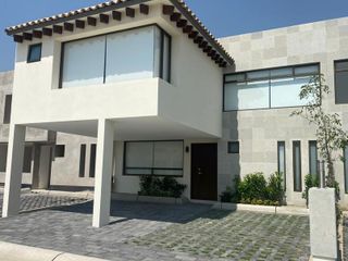 Casa en Venta Doble Altura y Gran Jardín cerca Metepec, Fénix, Villas del Campo en Lomas Virreyes Calimaya $5,180,000
