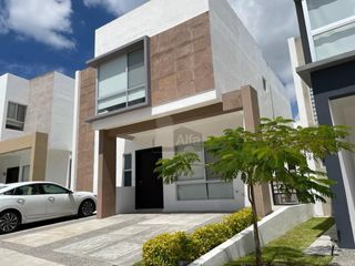 Casa en venta con oficina independiente, en privada con alberca en Juriquilla