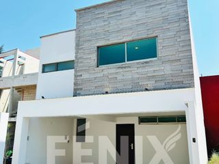 Casa en venta con arquitectura introspectiva en Fracc. privado de Coatepec