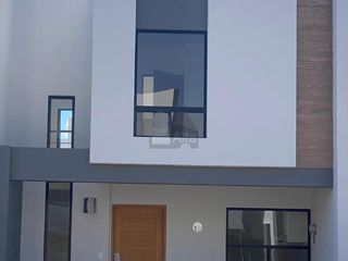 "Casa en venta en Lomas de Angelópolis, Puebla: 3 recámaras, con suite en planta baja"