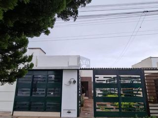 Casa en renta con local en Residencial Alcazar