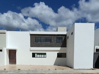 Casa con Piscina y 4 Recámaras al Norte de Mérida con 480m2 de Terreno