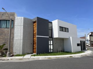 LOMAS DEL SOL, Casa en VENTA con ALBERCA, sala de TV y recamara en planta baja