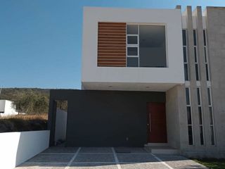 Venta de Casas en EL Encino, Pasillo Lateral, Estudio o 4ta Rec en PB, Lujo
