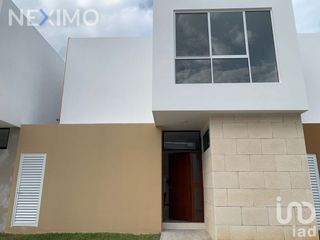 Casa Inteligente en Venta de 3 Recamaras con Paneles Solares en Privada en Poligono Sur de Cancún