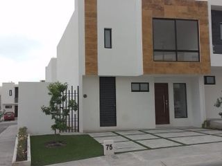 Casa en San Isidro Juriquilla en esquina con terreno excedente  J1