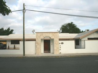 Gran residencia, en venta, sobre la Avenida Andrés García Lavin