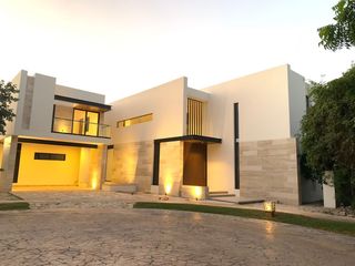 Casa en venta con acción en la privada Kutz del Yucatán Country Club