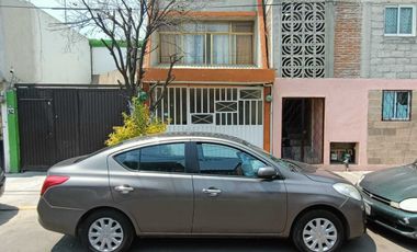 Casa En Venta En Los Reyes Ixtacala De 3 Recámaras, Estudio, 1.5 Baños, Un Auto