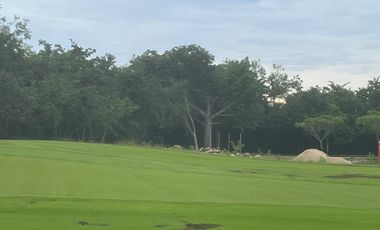Amplio terreno al campo de golf Yucatan Country Club en Merida, Yucatan