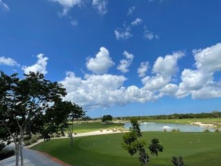 En venta terreno con vista al campo de golf en privada Provincia, Mérida.