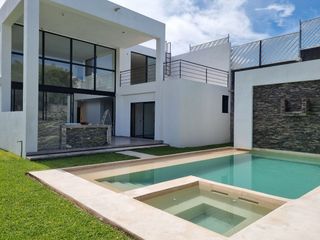 Casa nueva en venta, estilo moderno en Oaxtepec, Morelos