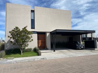 Casa semi nueva en venta en Lomas del Campanario Norte