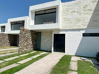 Hermosa Casa a DOBLE ALTURA en Cañadas del Arroyo, 4ta Recamara en PB, Jardín..