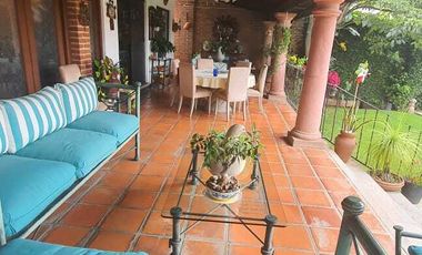 En VENTA hermosa casa estilo colonial moderno en el corazon de Vistahermosa, Cuernavaca, Morelos.