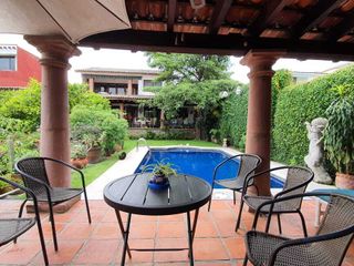 En VENTA hermosa casa estilo colonial moderno en el corazon de Vistahermosa, Cuernavaca, Morelos.
