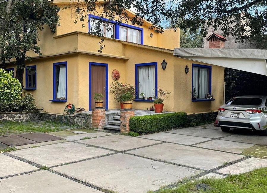 Terreno en venta con 2 casas en 1er secc de Jardines del Ajusco