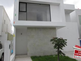 Hermosa Casa en Punta Juriquilla, 3 Recámaras, Jardín, Cto Serv, 3.5 Baños, LUJO