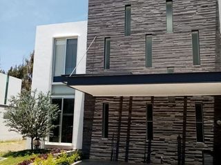 CASA EN MÍTICA RESIDENCIAL!!