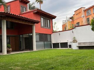 Hermosa casa en condo super amplia y ubicada a una cuadra de plaza Cuernavaca