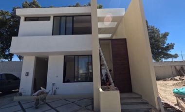 Casa en PREVENTA en coto Maples Valle Imperial con recamara en planta baja