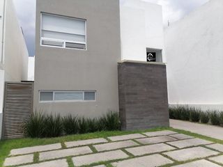Se Vende Casa en Lomas de Juriquilla, 4 Recamaras, 4.5  Baños,  Gran Jardín..