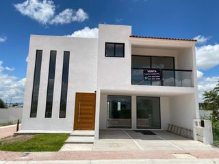 Hermosa Casa en Ciudad Maderas, EQUIPADA, 4ta Recamara en PB, Jardín, Alberca...