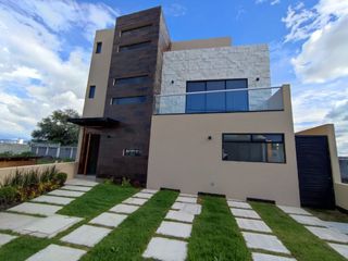 Preciosa Residencia en Hacienda Carlota, 4 Habitaciones, una en PB, Super Lujo !