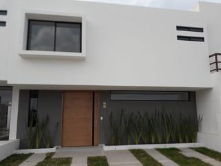 Preciosa Casa en Cañadas del Arroyo, Gran Jardín, 3 Recámaras, 160 m2, de LUJO !