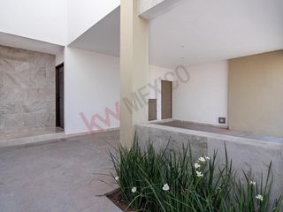Casa nueva a la venta en el sector Viñedos, Torreón Coahuila, con 3 recamaras, amplio jardín, completamente equipada, amenidades con alberca, casa club y juegos infantiles
