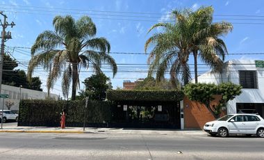 CASA EN ESQUINA PARA USO COMERCIAL CON EXCEDENTE DE TERRENO, A 5 MIN DEL ESTADIO