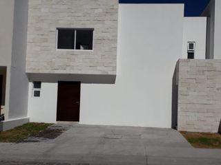 Preciosa Casa en Cañadas del Lago, 3 Recámaras, Estudio, 3 Baños, Jardín, 4 Baño