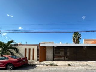 Amplia casa con paneles solares en venta en Francisco de Montejo, Mérida, Yuc.