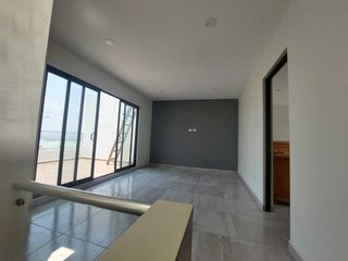Altozano vende casa de arquitecto con recamara en planta baja y terraza