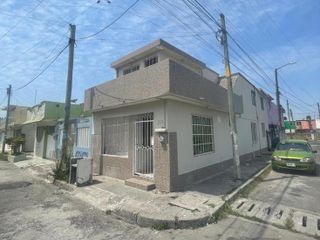 Casa en venta en Veracruz, con recamara en p.b, Lomas del río  medio muy cerca de diver plaza.