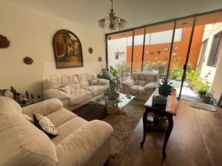 Casa en venta en Juriquilla  con estudio en planta baja.