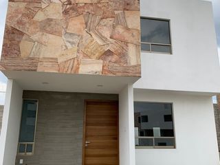Se vende casa moderna con amenidades  en Privada "La Reserva" en Pachuca, Hidalgo.