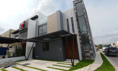 HERMOSA CASA EN VENTA EN CANCUN CON ALABERCA Y ROOF GARDEN